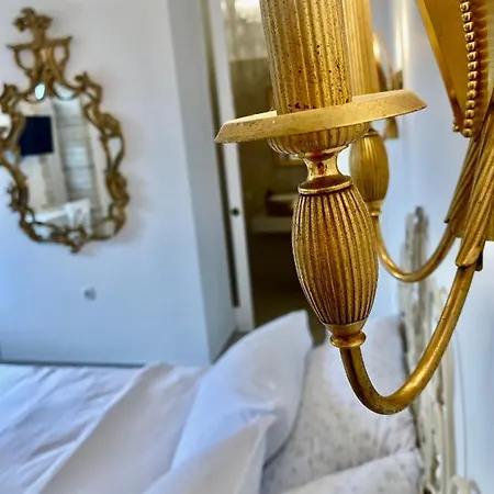 Queen Bee Apartment *