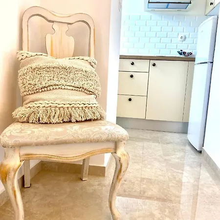 Queen Bee Apartment