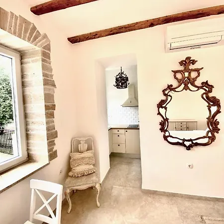 Queen Bee Apartment *